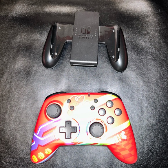 Nintendo Switch OLED with White Joy-Con - Picture 4 of 10